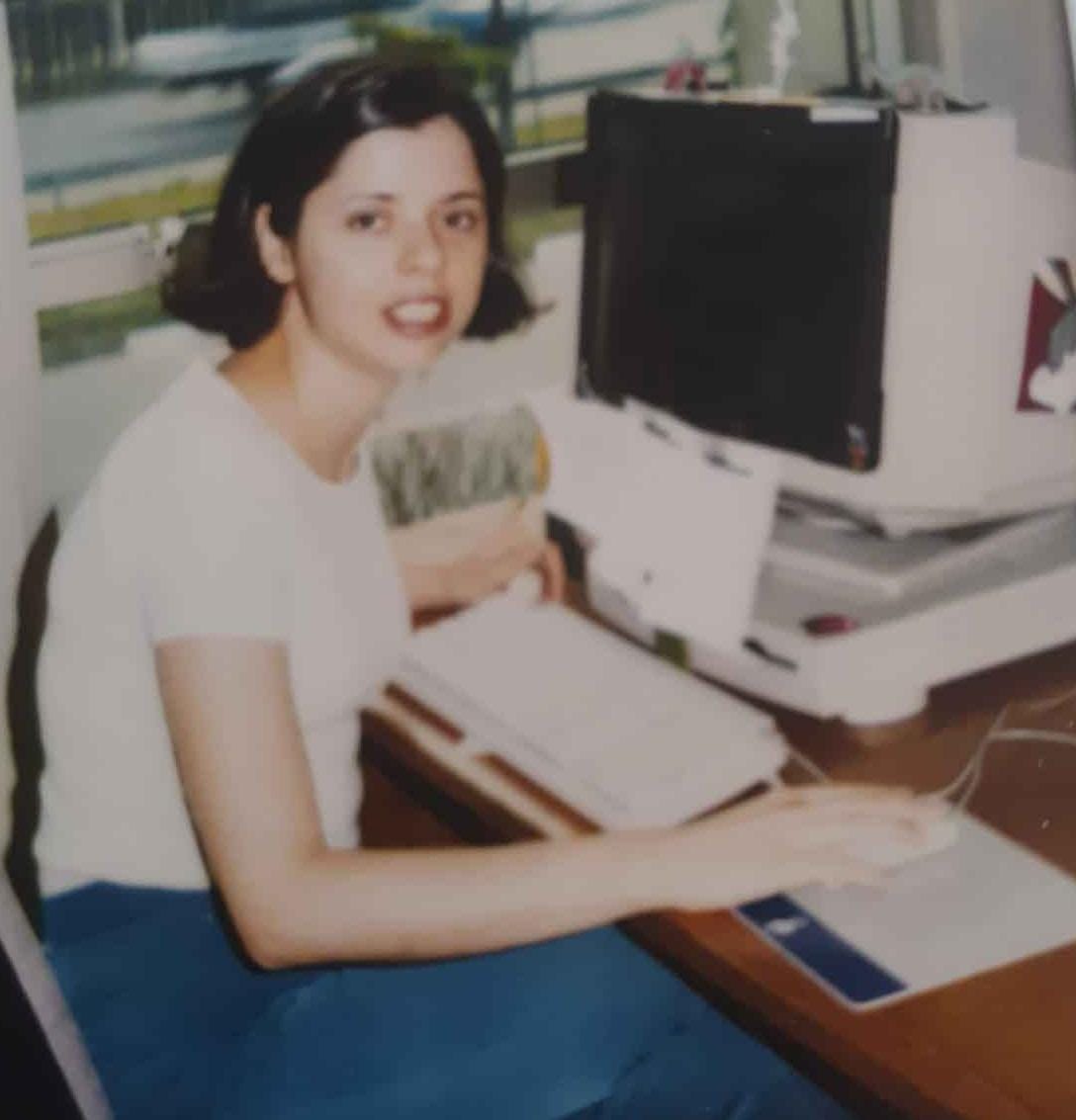Claudia Visoni em sua mesa de trabalho durante os anos 1990, época em que atuou como diretora de redação da Revista Boa Forma.